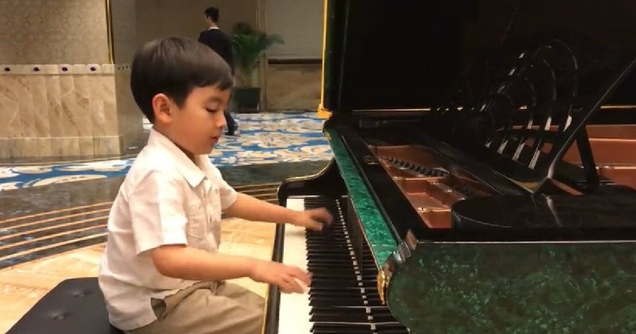 Young Pianist Wows The Crowd With A Remarkable Performance