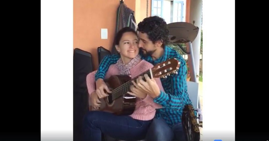 Couple Plays The Guitar At The Same Time And It Is Amazing