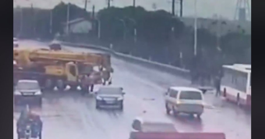 Accident Ran A Bus Into A River But A Driver With A Crane Helped Save The Passengers