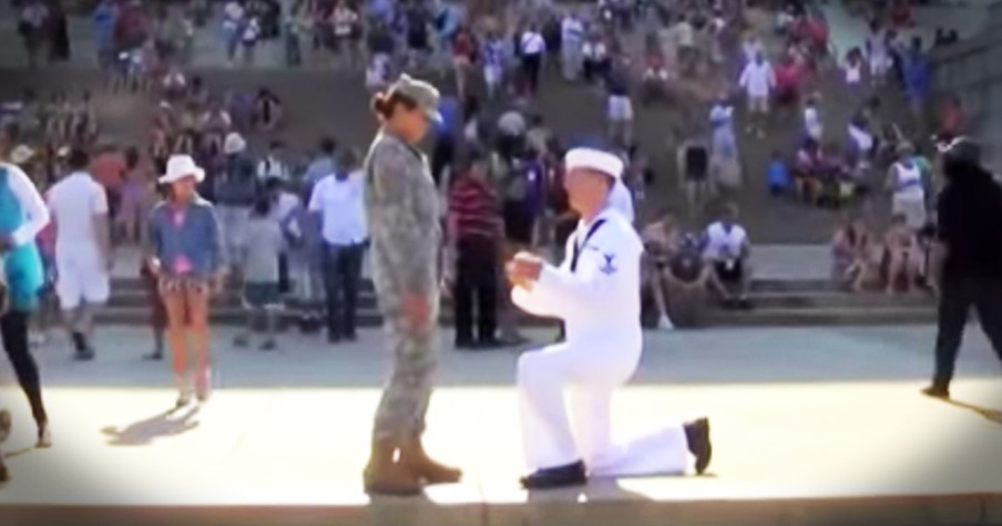 Sailor Proposes To Soldier On July 4th At Lincoln Memorial