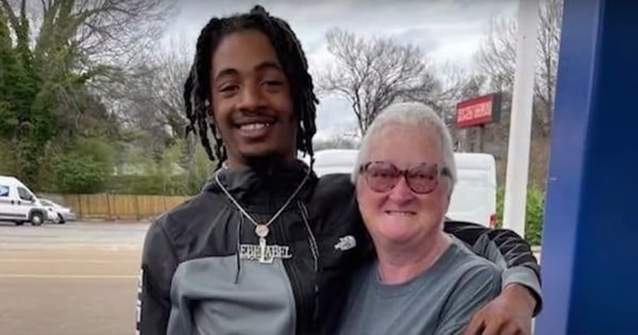 Woman Praises 'Good Youth' At Gas Station After Teen Jumps In To Pay Her Bill