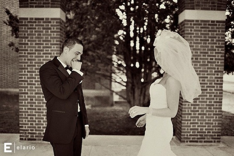 10 Grooms' Faces When They First See Their Brides