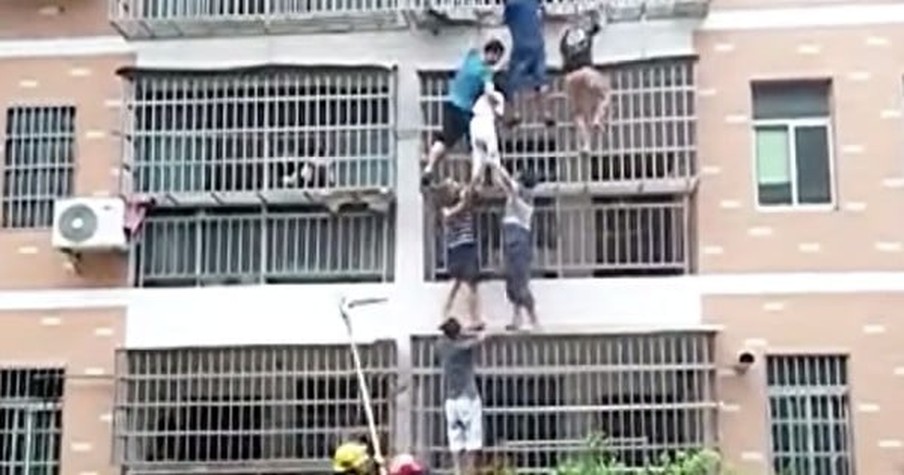 2 Girls Were Trapped In A Burning Apartment So Good Samaritans Formed A Human Ladder