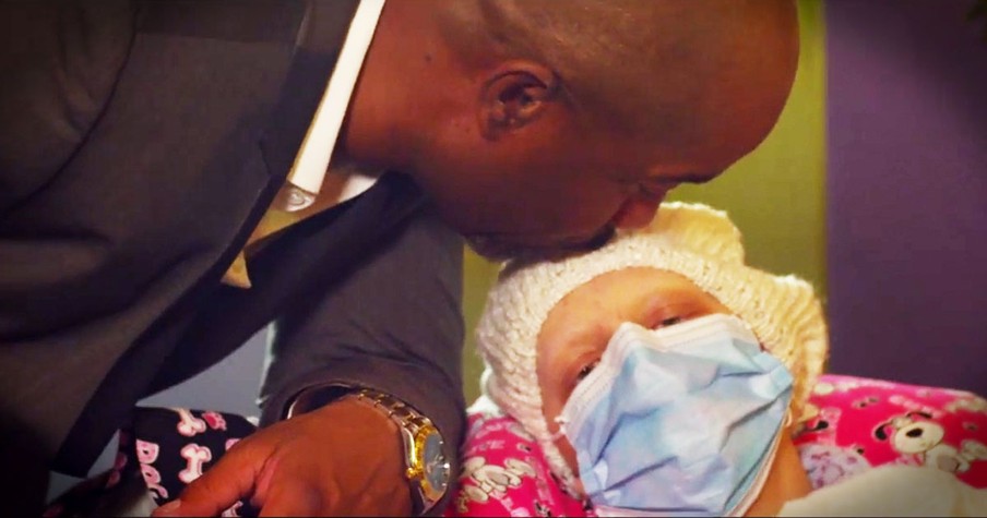 Darius Rucker Sings 'What Does God Want for Christmas'