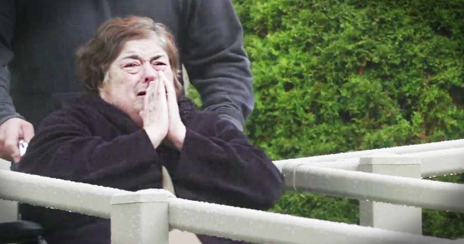 A Woman Finally Gets To Go Outside With A Wheelchair Ramp Thanks To A Stranger