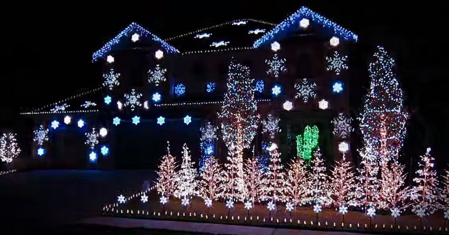 Amazing Christmas Light Show To 'What Child Is This?'