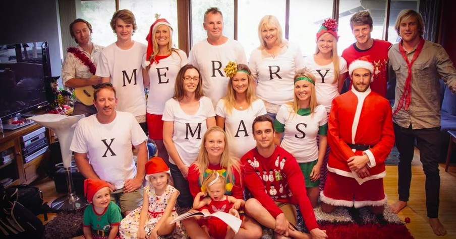 Man Proposes To His Girlfriend With A Christmas Photo