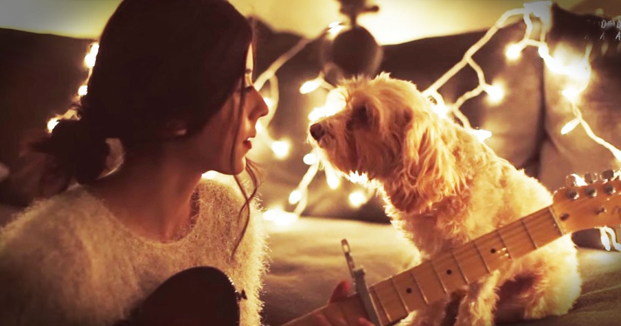 Beautiful Singing of 'Christmas Time Is Here'