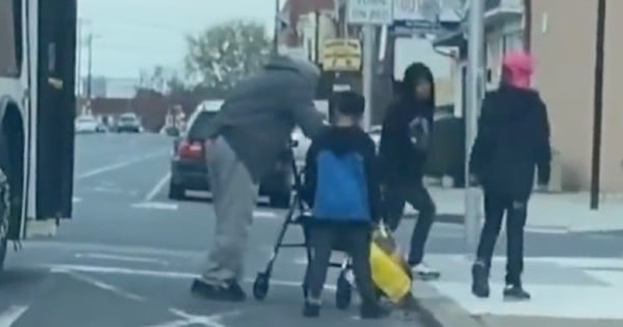 Kids Helped Elderly Man Get Off The Bus But Don't Realize A Stranger Is Watching Them