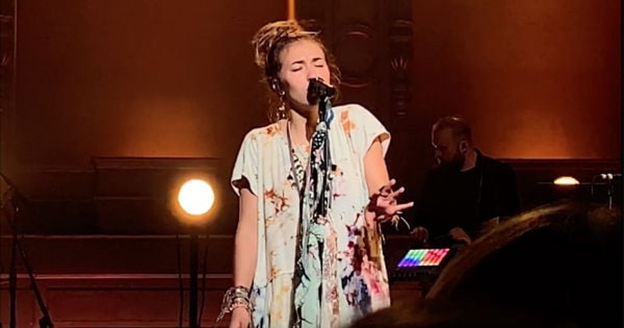 Lauren Daigle Soulfully Sings 'Turn Your Eyes Upon Jesus'