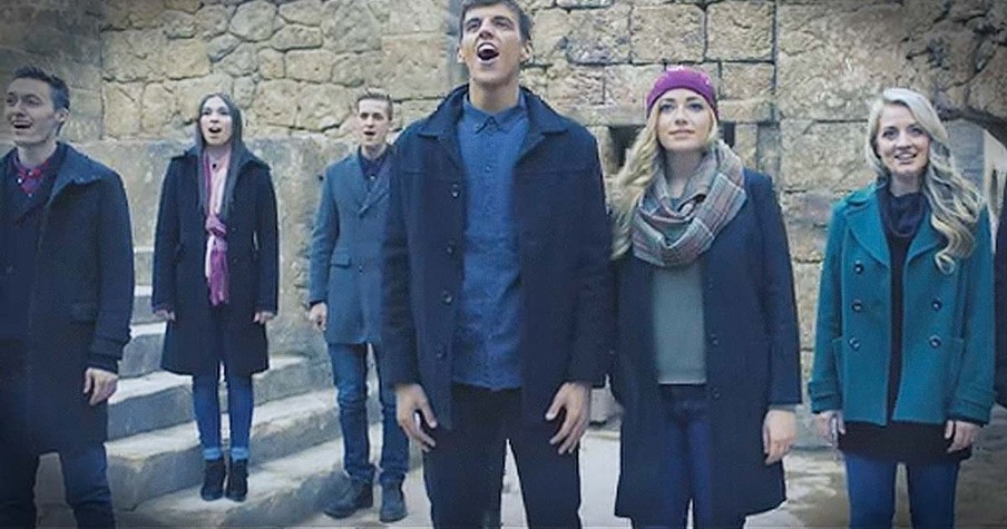 A Cappella Groups Vocal Point and Noteworthy Sing 'O, Come All Ye Faithful'