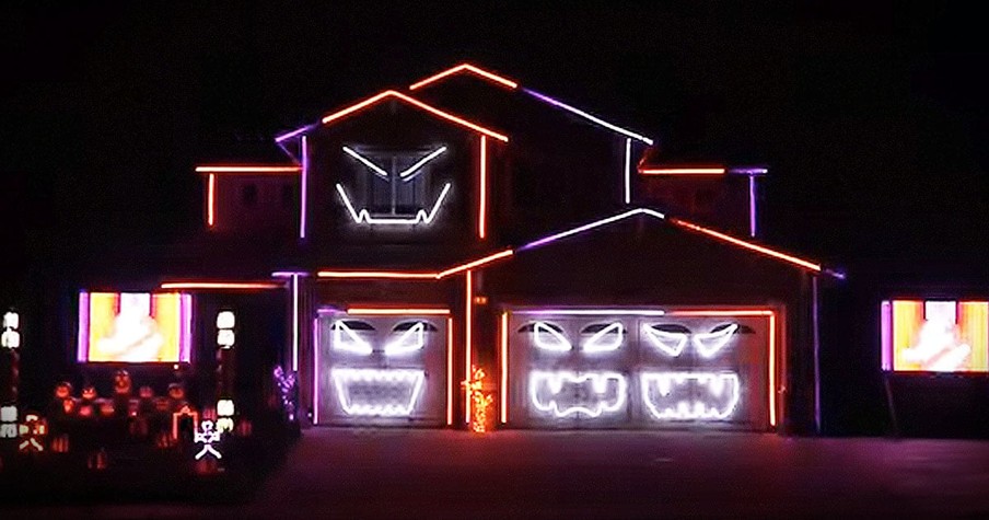 Mesmerizing Halloween Light Show Dazzles to the Tune of the Original Ghostbusters Song