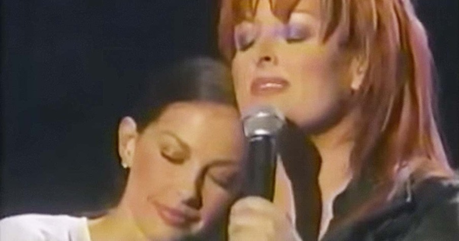 Country Star Wynonna Sings To  Sister Ashley Judd