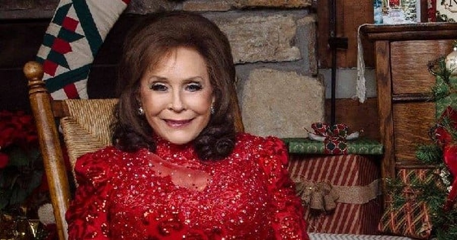 Loretta Lynn Performs "Ten Thousand Angels"