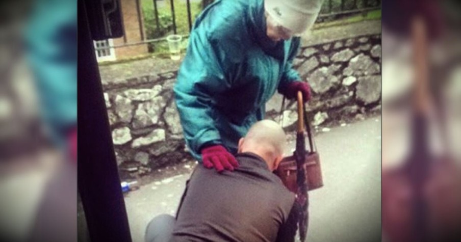 A Bus Driver's Kindness To An Elderly Woman Is ALL Over The Internet!