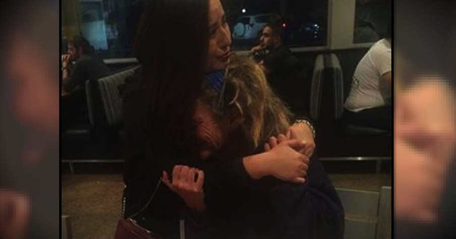 Woman Buys Meal For Homeless Woman At Raising Cane’s