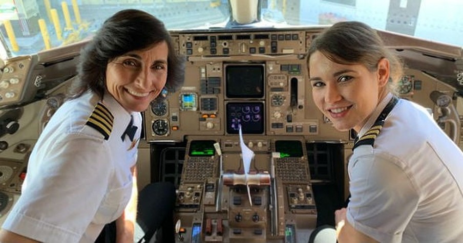 Passenger Snaps Photo of Mother-Daughter Pilot Team That Went Viral