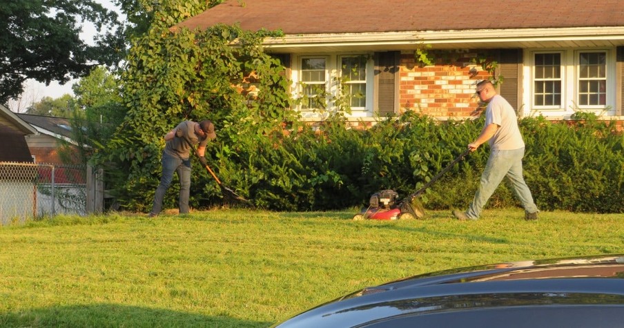 Man Is Too Ill to Mow His Lawn, So Florence Police Department Shows Up After Overnight Shift