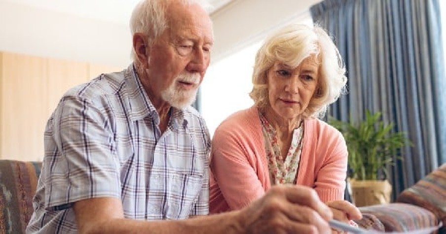 Loving Husband Keeps his Wife's Failing Memory Alive by Reading to Her