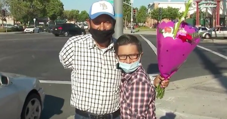 9-Year-Old Spots One-Armed Man Braving Brutally Hot Sun To Sell Flowers And Decides To Help Him