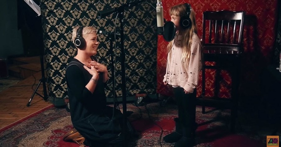 Pink Sings 'A Million Dreams' with Her Talented Daughter, Willow Sage Hart