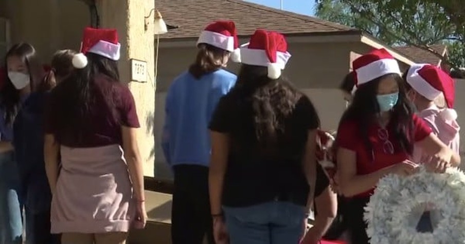 Students Put up Christmas Decorations for Woman in Hospice and It Brings Her Such Joy