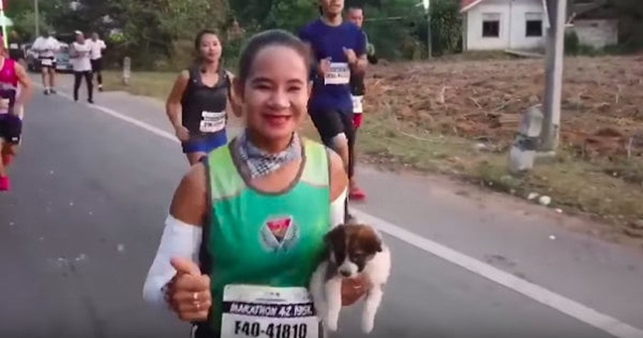 Woman Stops to Rescue Stray Dog During Marathon and Finishes Race with Pup