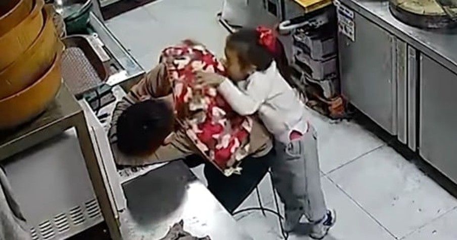 Little Girl Covers Her Hard-Working Dad With Her Coat After Finding Him Sleeping