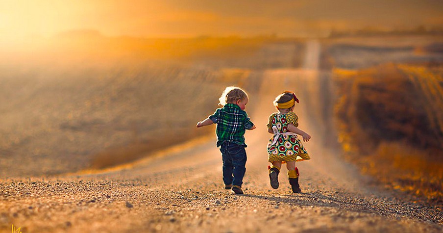 30 Incredible Photos of Children Playing Will Show You What Sheer JOY Looks Like!