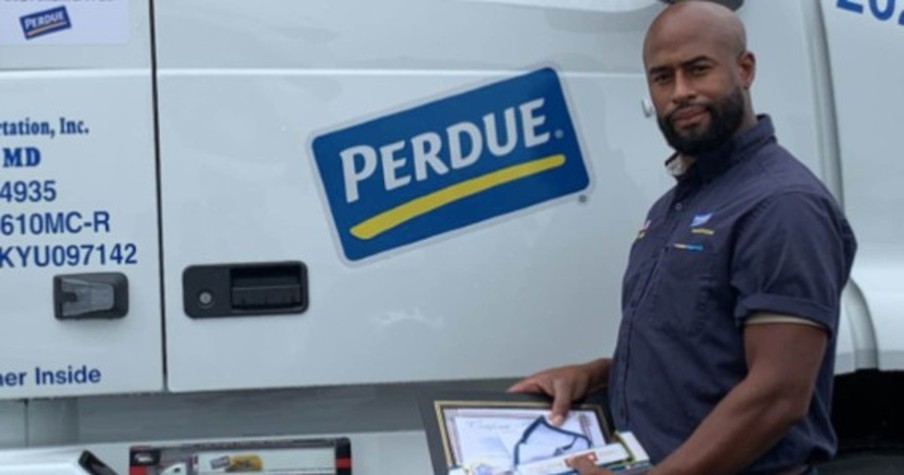 Truck Driver Dad Spots A Frantic Father On The Side Of The Road And Stops To Help