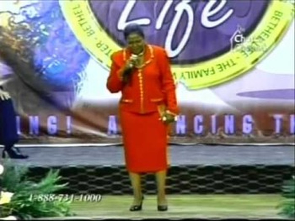 Pastor Shirley Caesar sings HIS EYE IS ON THE SPARROW