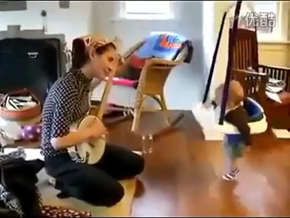 This Baby Loves Banjo Music So Much, He Can't Resist Dancing
