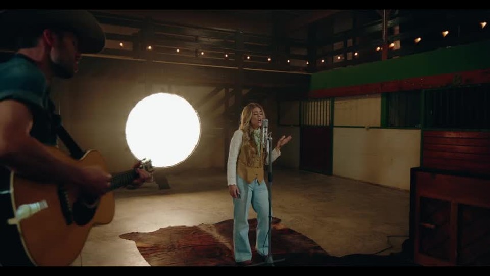 Anne Wilson’s Stirring Acoustic Version of ‘Strong’