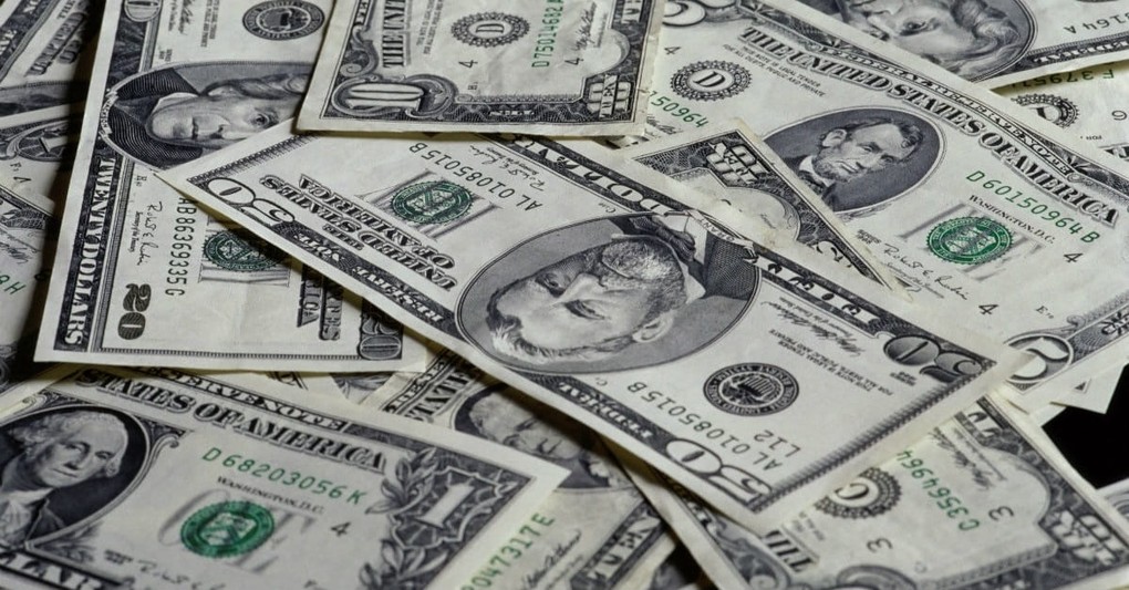 10 Signs You Love Money Too Much
