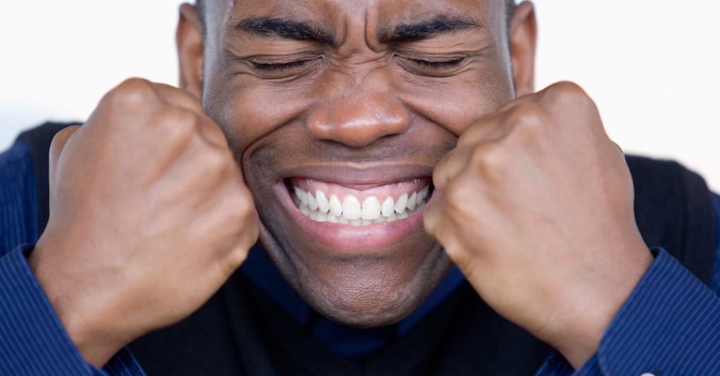 man gnashing of teeth in pain
