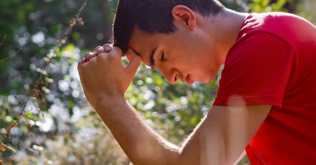 teen boy praying bowing head, how to encourage teen's prayer life