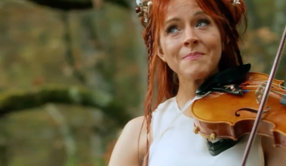 Violinist Lindsey Stirling Performs 'Joy To The World'