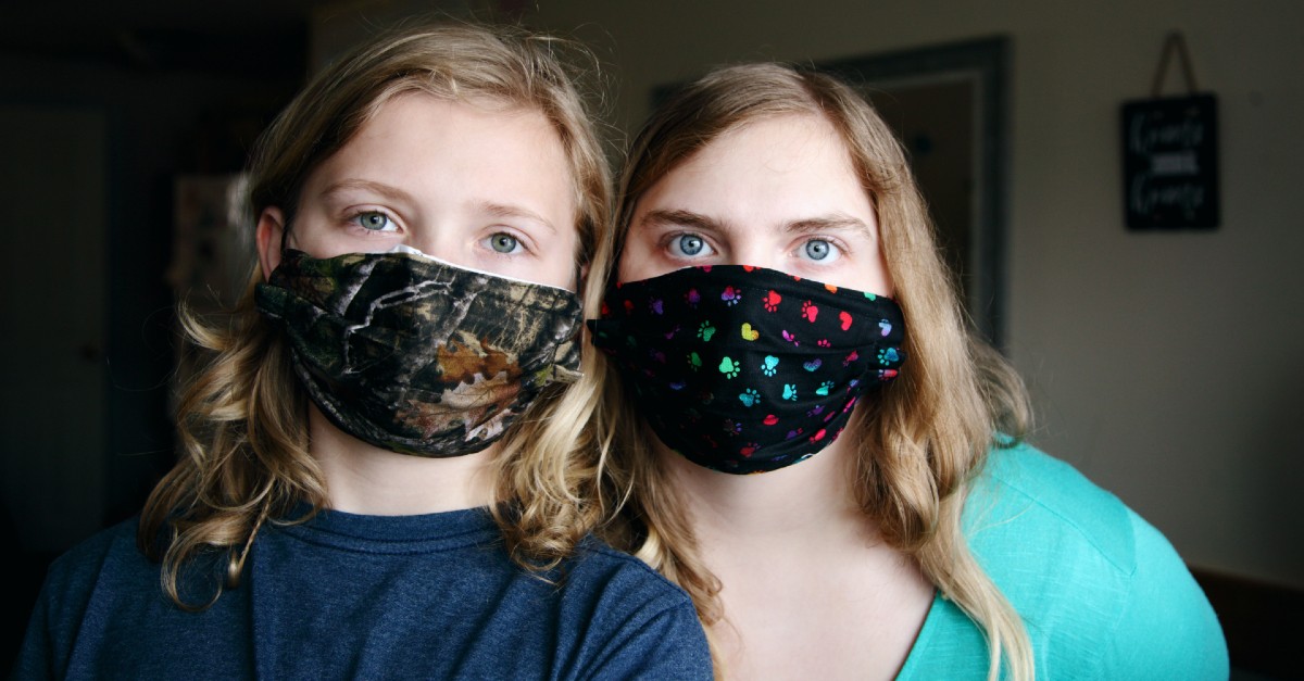 mom and kid wearing mask coronavirus