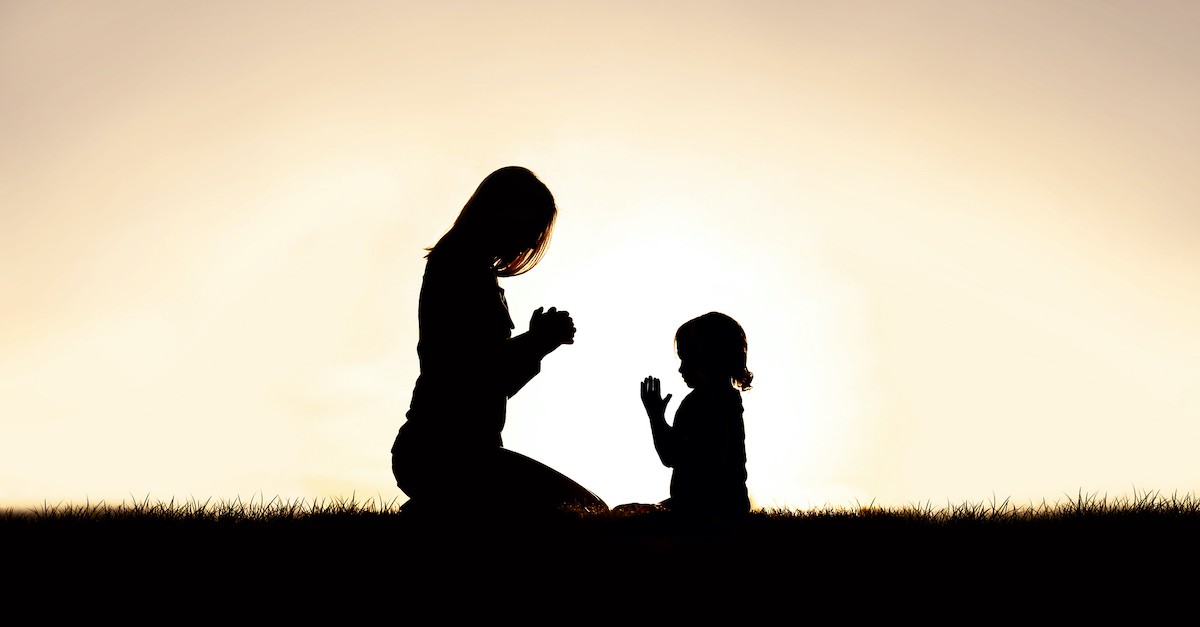 Mom and child praying in the morning, inspiring morning prayers for kids