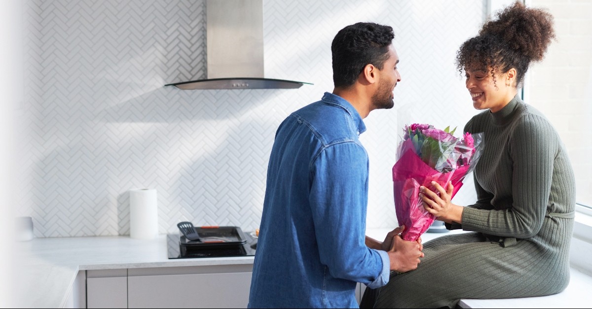 Man giving a woman a bouquet of flowers