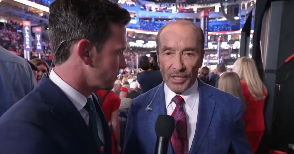 4. Lee Greenwood Is a Part of the Trump Campaign