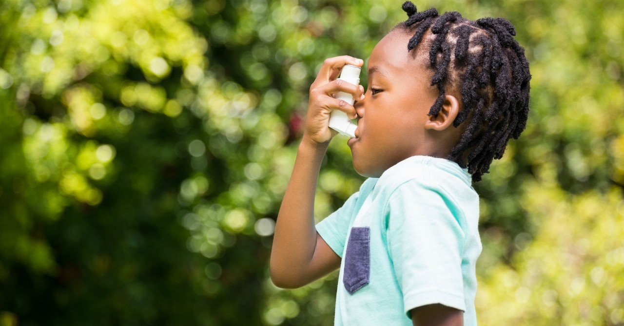 child using asthma inhaler