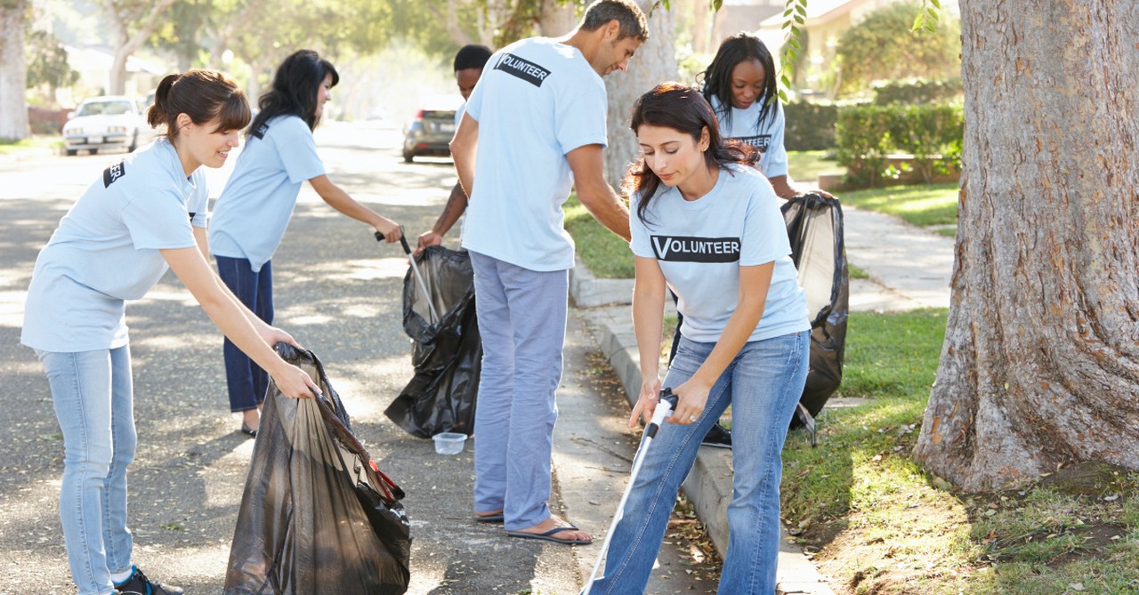 people-cleaning-up-trash-GettyImages-monkeybusinessimages.jpg