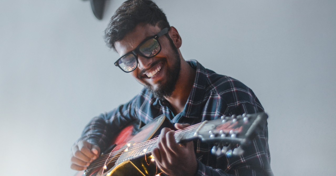 musician playing the guitar