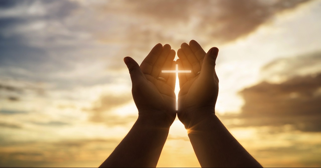 Hands with the form of the cross