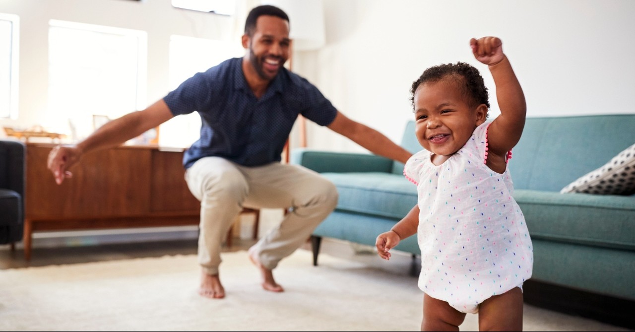 Dady celebrating baby's first steps