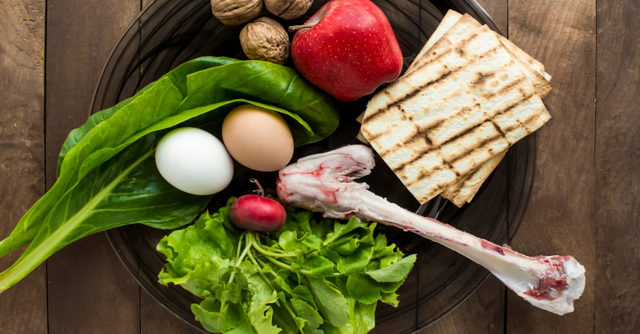 passover meal on round seder plate eggs lamb unleavened bread, passover connected to last supper