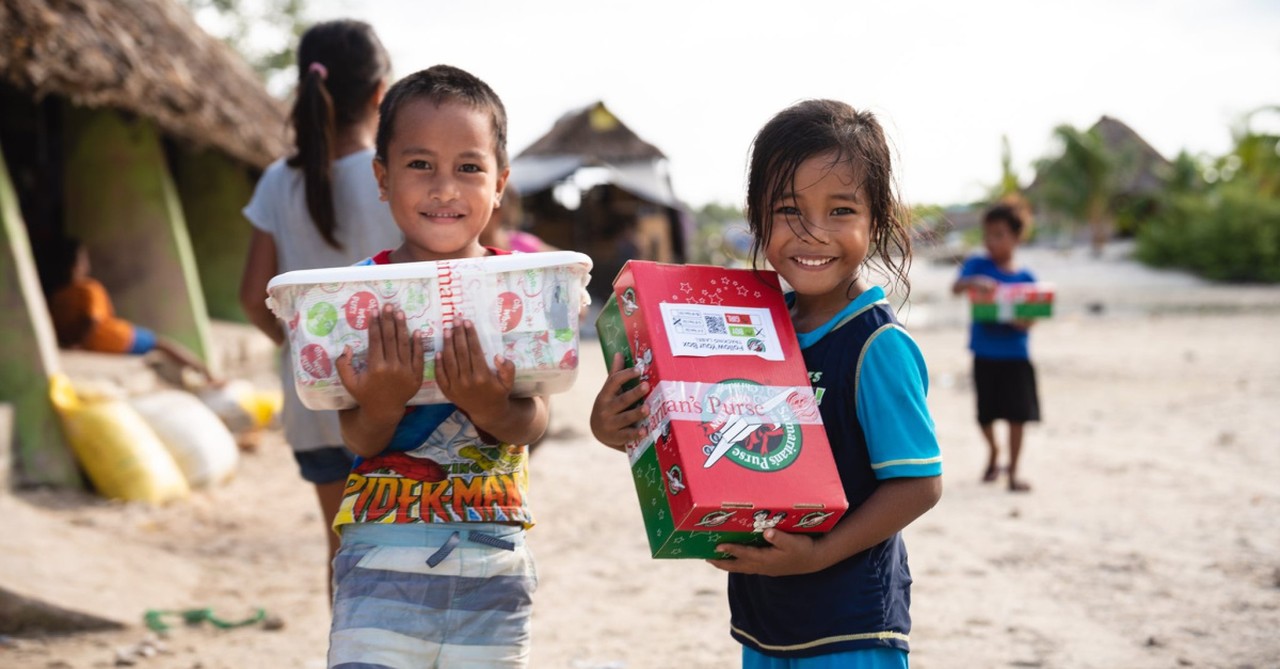 Kids with operation Christmas child boxes, School ends participation in OCC over complaint from an atheist group