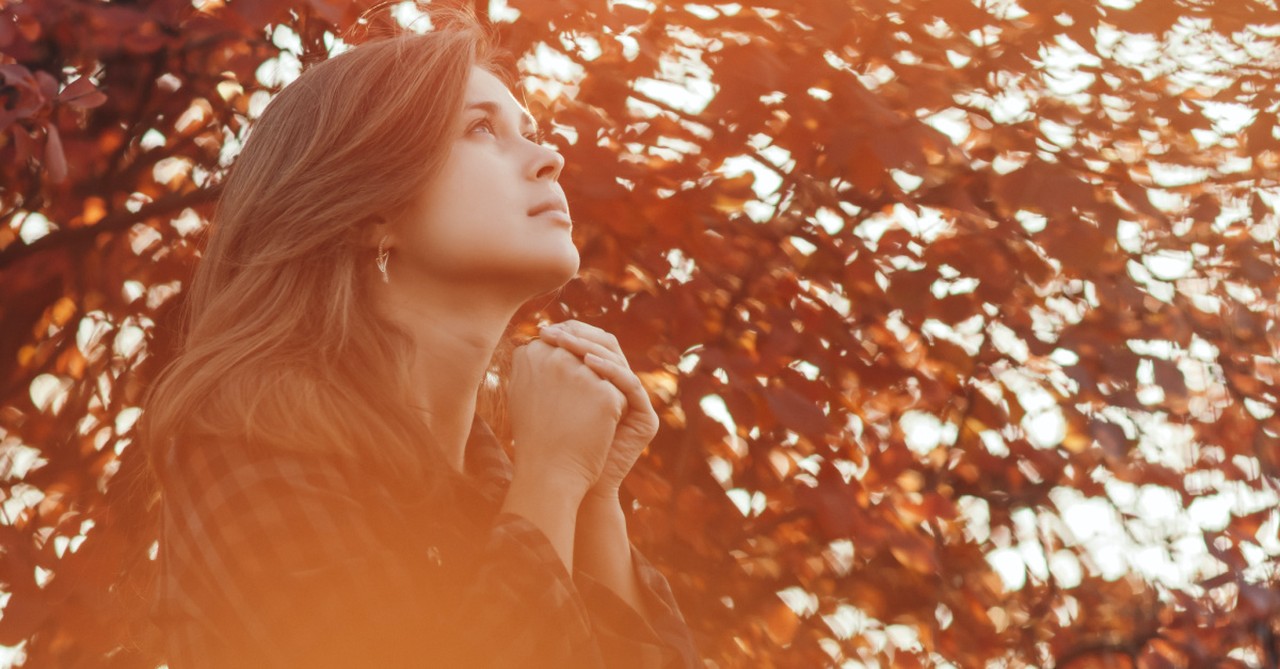 a woman praying, thankfulness challenge