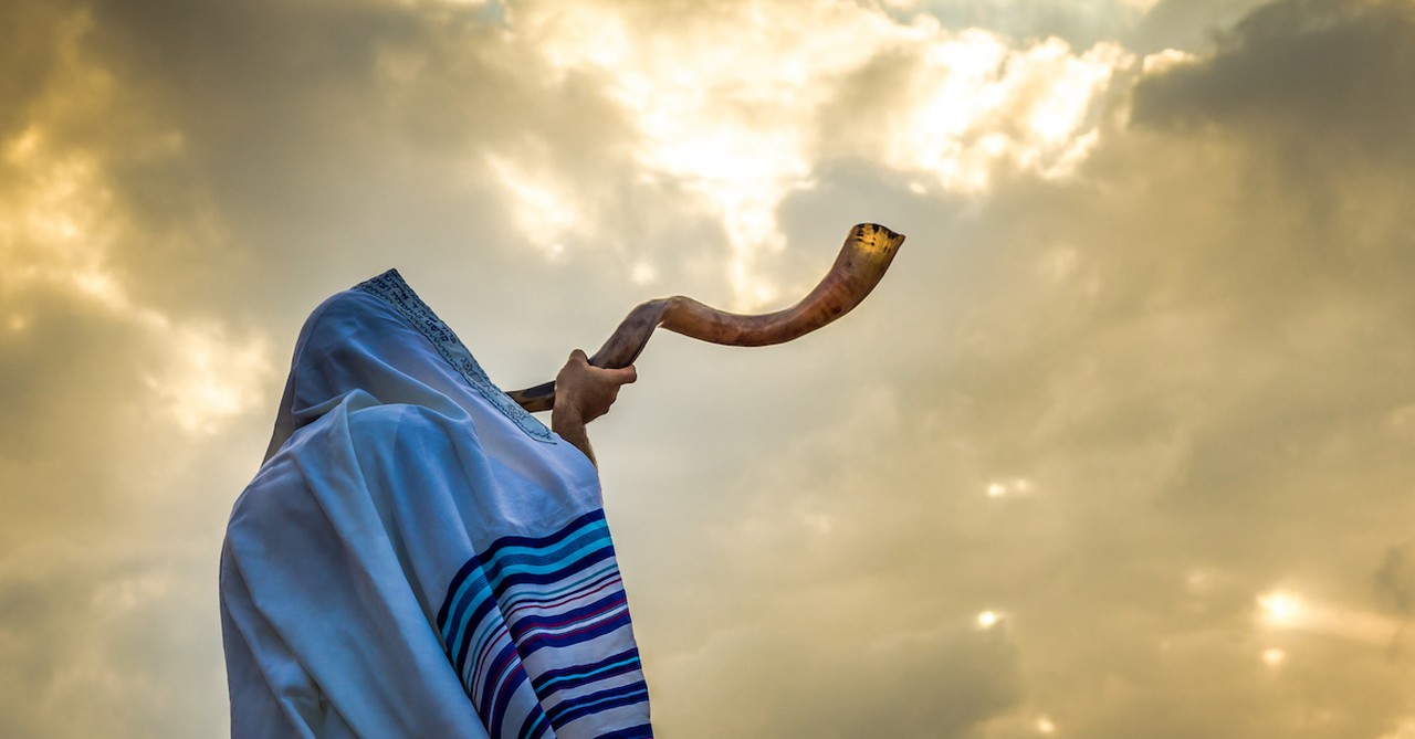 man blowing a shofar, battle of Jericho